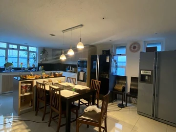 6 Bedroom House