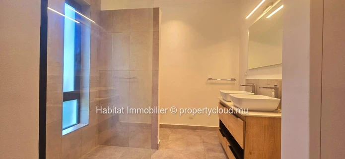 A louer : Découvrez ce magnifique appartement de 185 m², entièrement meublé et équipé, situé à Moka