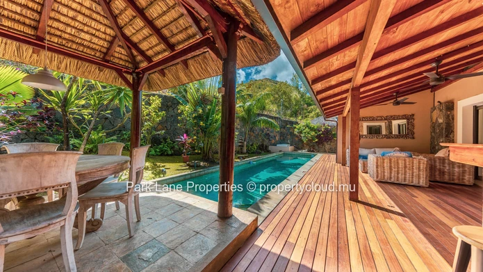 Élégante Villa de Style Balinais avec 3 Chambres, Piscine et Kiosque