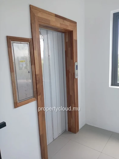 À VENDRE – PENTHOUSE NEUF 180 m² – CENTRE GRAND BAIE