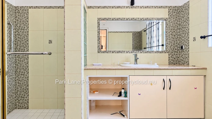 Villa lumineuse de 3 chambres avec jardin et garage à Ébène