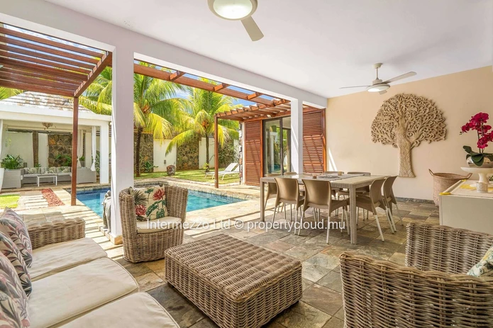 Élégante Villa avec Piscine, Jardin et Terrasse Couverte à Pereybere – Résidence Privée Sécurisée (RES)