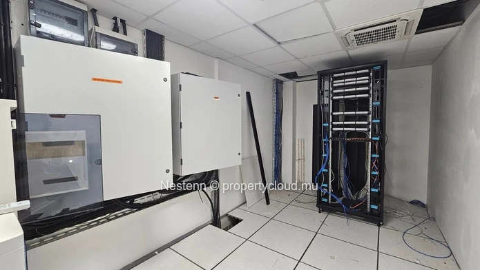Espace bureau de 1 086 m² dans un centre d'affaires recherché. 