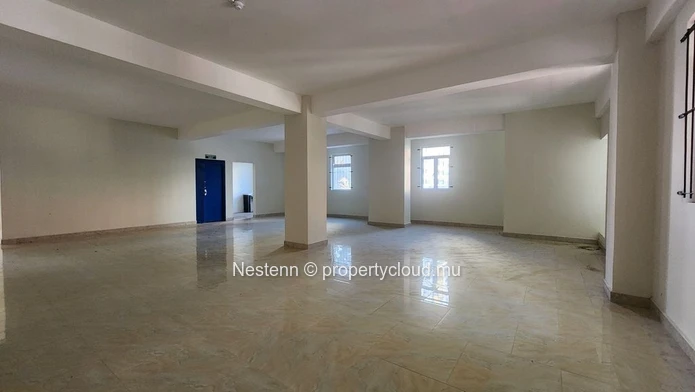 Bureau spacieux non meublé de 257m2 avec balcon