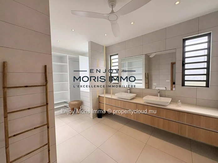 Villa contemporaine de prestige à louer à Grand Baie – 4 chambres | Piscine privée | Résidence sécurisée | 300 m²