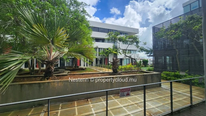 Modern office of 22.5 m² with a private parking and convenient amenities nearby.