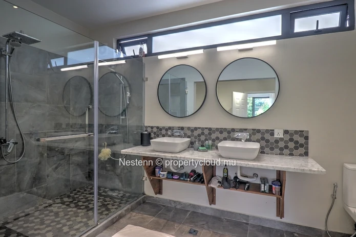 4-bedroom house  with secure garage and mountain view