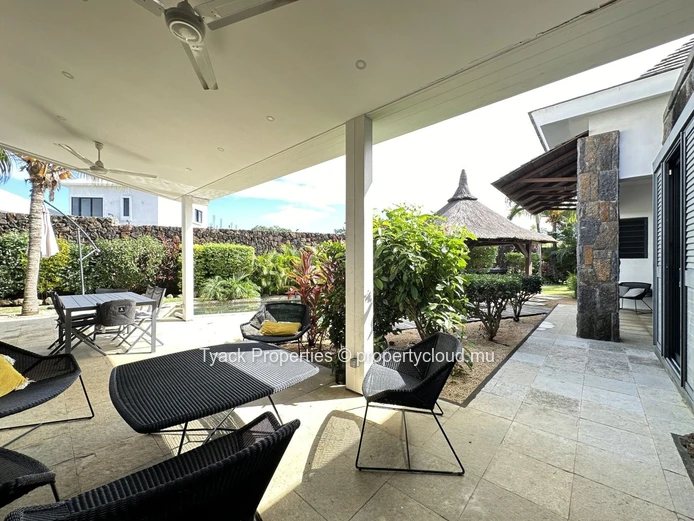 Villa PDS Contemporaine aux Volumes Cathédrale à Cap Malheureux