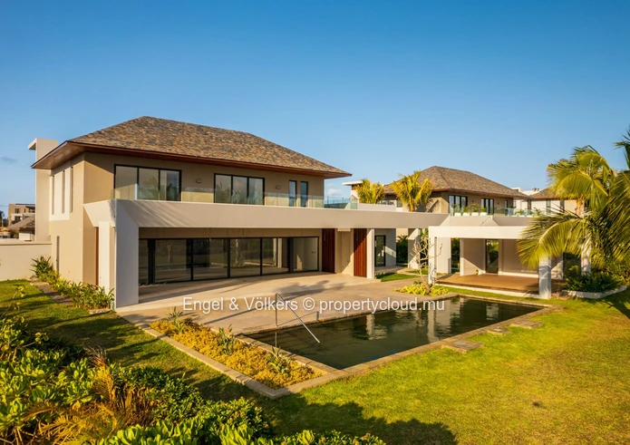 Exclusive 5-Bedroom Fairway Villa in Prime Position