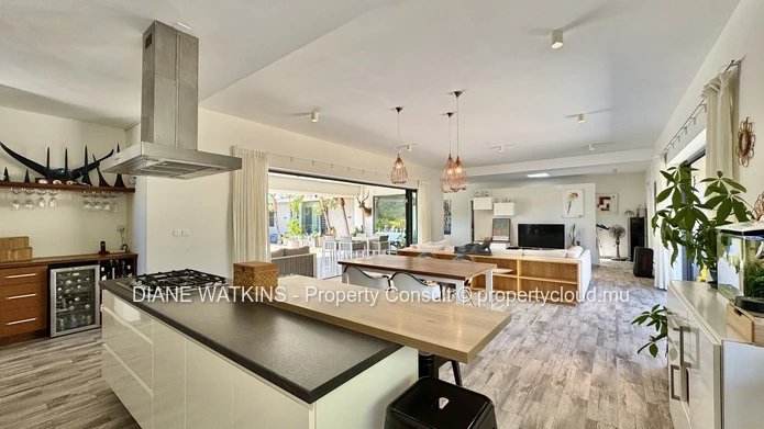 Contemporary 5-Bedroom Villa with Independent Cottage for Rent in Black River