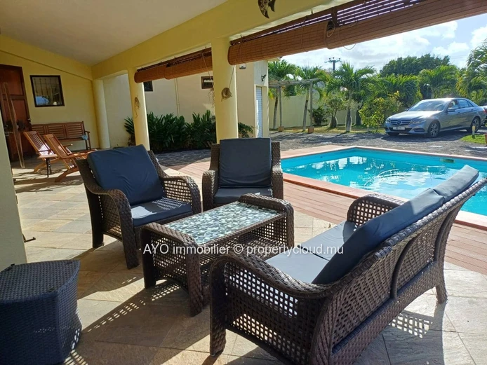 Beautiful 4 bedroom villa with pool and huge garden in Calodyne