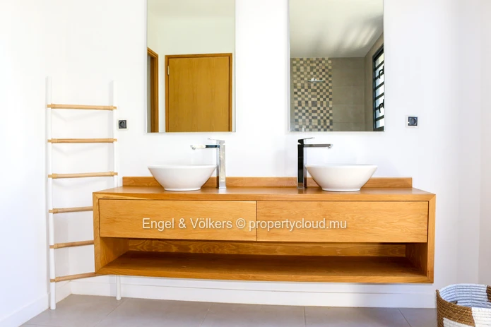 Luxury 4-Bedroom Villa in Tamarin – Private Garden & Pool
