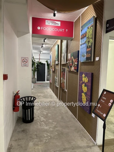 Magasin à vendre à Curepipe, 11m², Parking, Ascenseur, Proche bus et commerces, Prix Rs.
