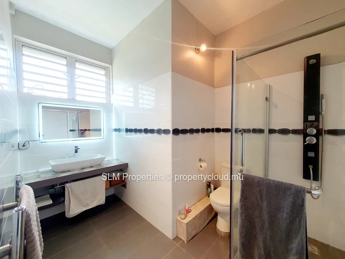 Maison familiale de 5 chambres avec grand jardin à Curepipe