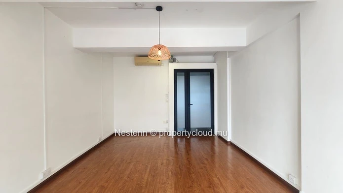 Modern office of 22.5 m² with a private parking and convenient amenities nearby.