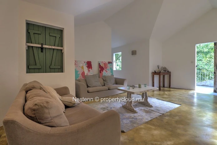Élégante maison de 3 chambres à louer à Moka – Cadre paisible au bord de la rivière