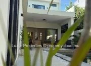 Découvrez cette exquise villa entièrement meublée, offrant à la fois confort et luxe, idéale pour la vie moderne.