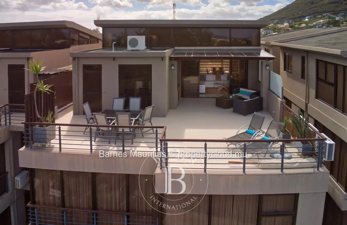 BLACK RIVER - 4 bedrooms sea view penthouse