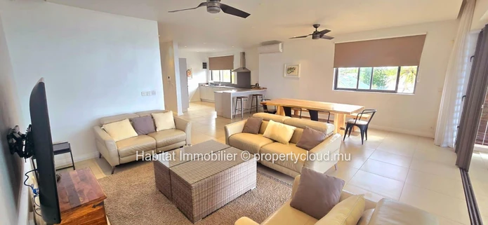 Découvrez ce sublime penthouse pieds dans l'eau de 210 m², entièrement meublé et équipé, situé à Pointe aux Biches. U...