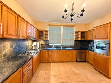 5 Bedroom Villa
