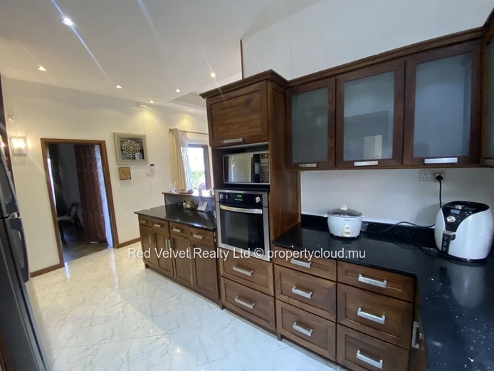 Maison de plain-pied entièrement meublée de 3 chambres à louer à Ébène