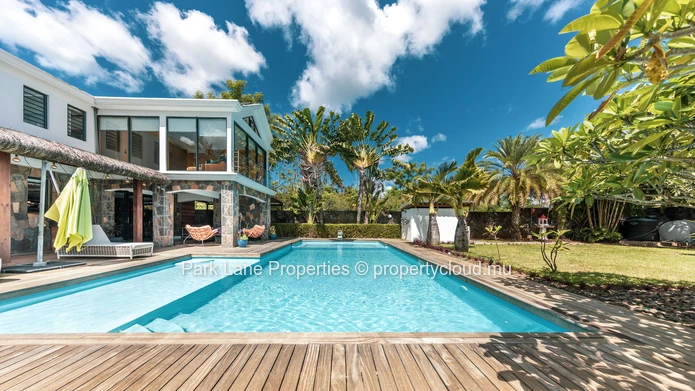 Magnifique propriété contemporaine entièrement rénovée à proximité de la plage de Blaclava