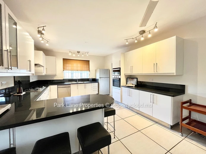 Maison familiale spacieuse de 4 chambres à Quatre Bornes