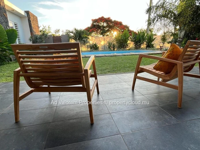 For Sale – Elegant architect-designed villa of 200 m² in Albion