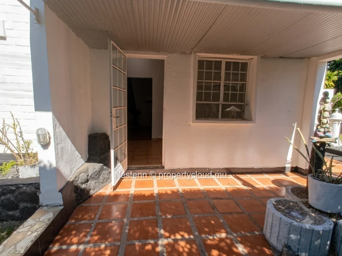 Villa traditionnelle avec 1 chambre, piscine privée, garage et grand jardin. Nécessite des travaux de rénovation. Pro...