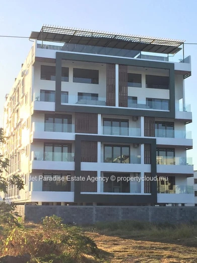 Stunning G+2 Apartment with Sea and Mountain Views in Flic en Flac - 166m² Living Space, 3 Bedrooms, Communal Pool - ...
