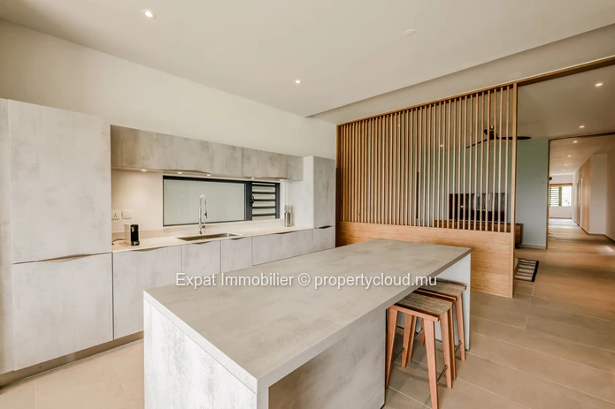 Prestigious 4-Bedroom Apartment With Panoramic Mountain Views – Bellevue Living