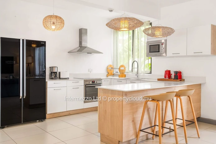 Élégante Villa avec Piscine, Jardin et Terrasse Couverte à Pereybere – Résidence Privée Sécurisée (RES)