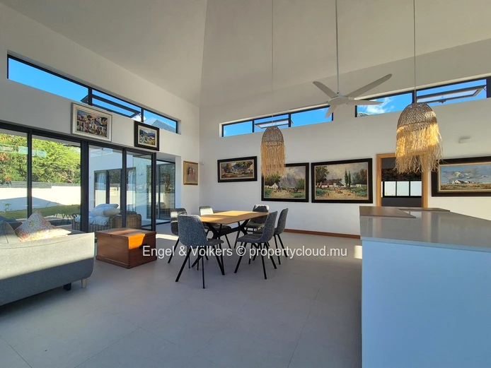 Contemporary 3 bedroom Villa for long term rent in Tamarin