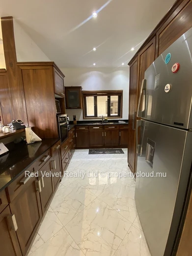 Maison de plain-pied entièrement meublée de 3 chambres à louer à Ébène