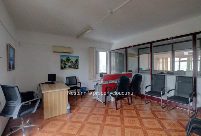 Bureau spacieux au 1er étage, offrant calme et conditions de travail optimales.