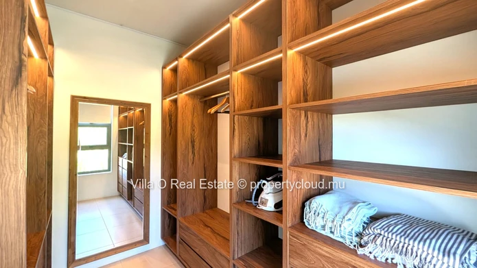 Séduisante maison au look sophistiqué, grâce aux matériaux noble et finitions haut de gamme. La piscine au sel est su...