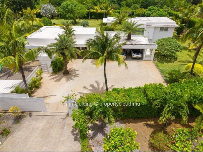 Villa Privée d’Exception à Vendre – Forêt Daruty (Charmoses)