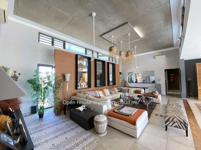 A VENDRE - Villa contemporaine de 300m2  - 4 chambres - salle de vie de 80m2 - cuisine extérieure - buanderie - pisci...