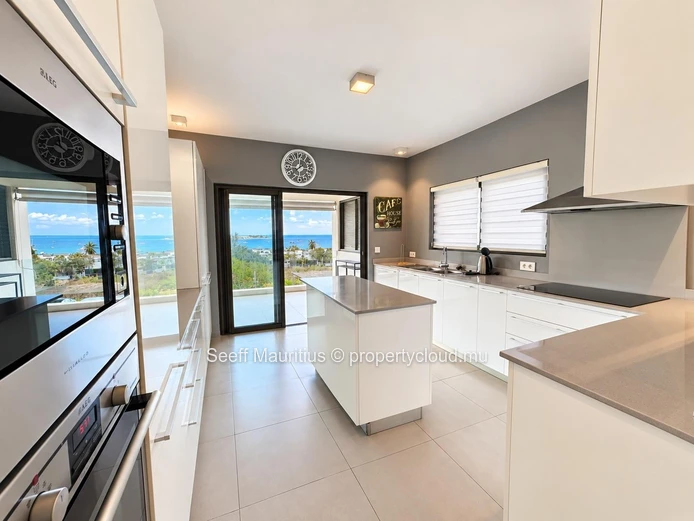 Appartement moderne avec piscine privée et vues imprenables sur la mer
