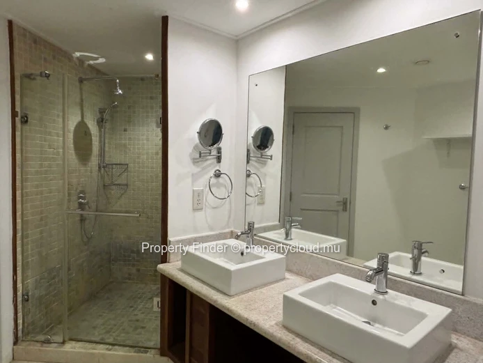 Charming Ground-Floor Apartment with Lagoon and Le Morne Views in Black River