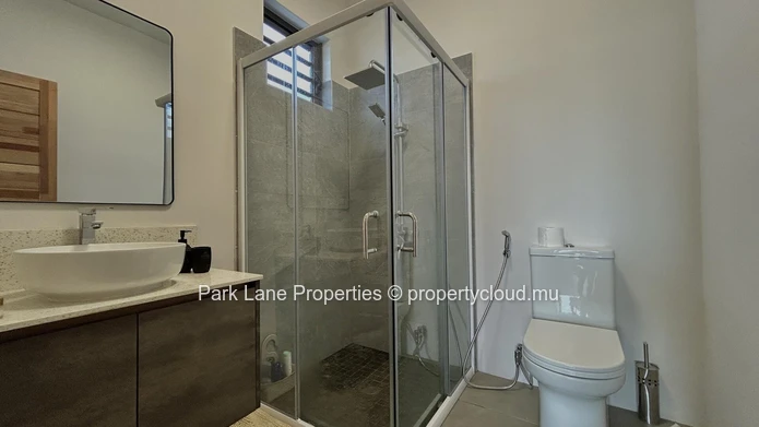 Appartement moderne de 3 chambres à vendre près de toutes les commodités