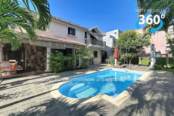 Grande maison individuelle avec piscine et jardin arborée