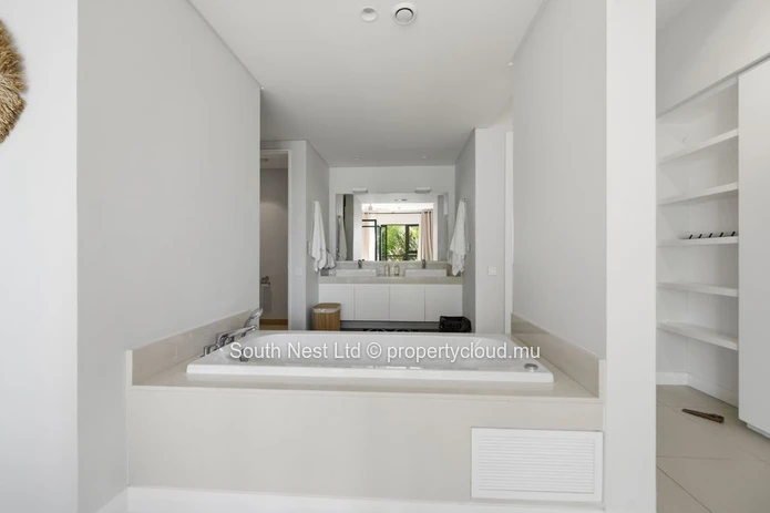 Penthouse de Luxe avec Accès Privé à la Baie de Merville