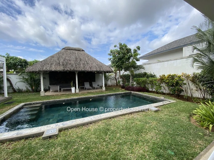 A VENDRE: villa PDS entièrement meublée  -  domaine prisé - 3 chambres en suite - piscine privée sur beau jardin  - s...