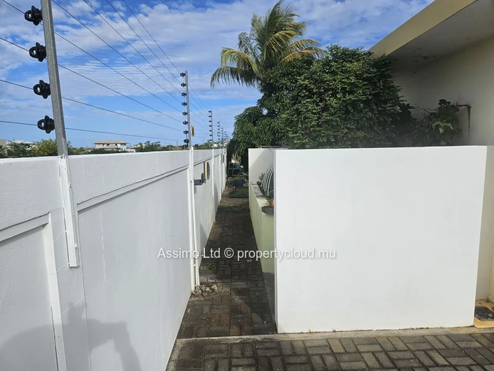 Spacious 5-bedroom family home for sale in Le Mahe, BEAU VALLON.