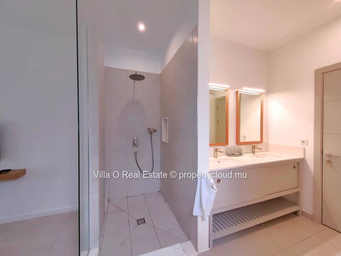 Dans une résidence sécurisée pieds dans l'eau, jolie appartement clé en main, de plain-pied avec un jardin privatif p...