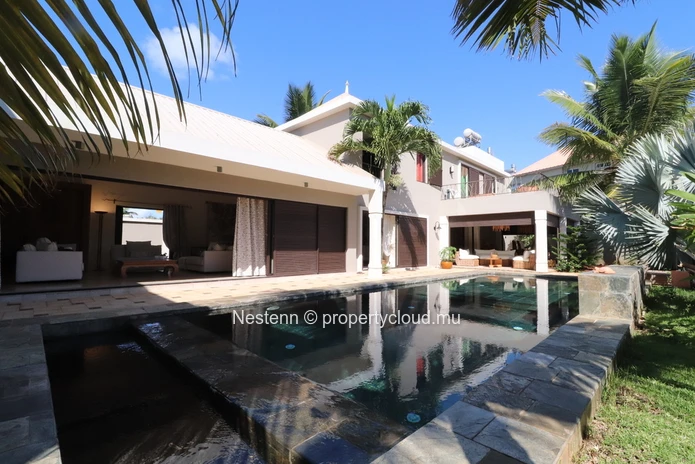 Domaine résidentiel avec 1 villa et 4 bungalows - Avec permis.