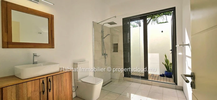 To rent: Furnished and equipped house of 237 m² on a plot of 1500 m² at Baie du Cap