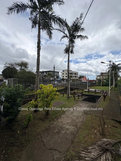 570 m² Walled Lot in Eau Coulée — Quiet Street, Near Bus, Schools & Shops
