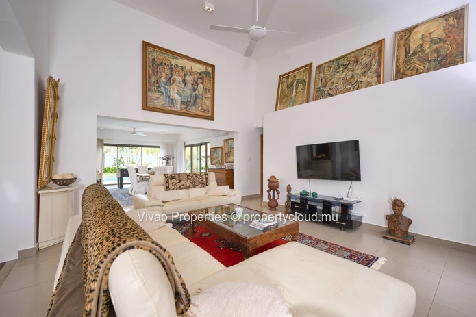RES villa, accessible to non-Mauritians, for sale in Grand Baie, 362m² of living space, 1,185m² plot, 4 bedrooms, off...